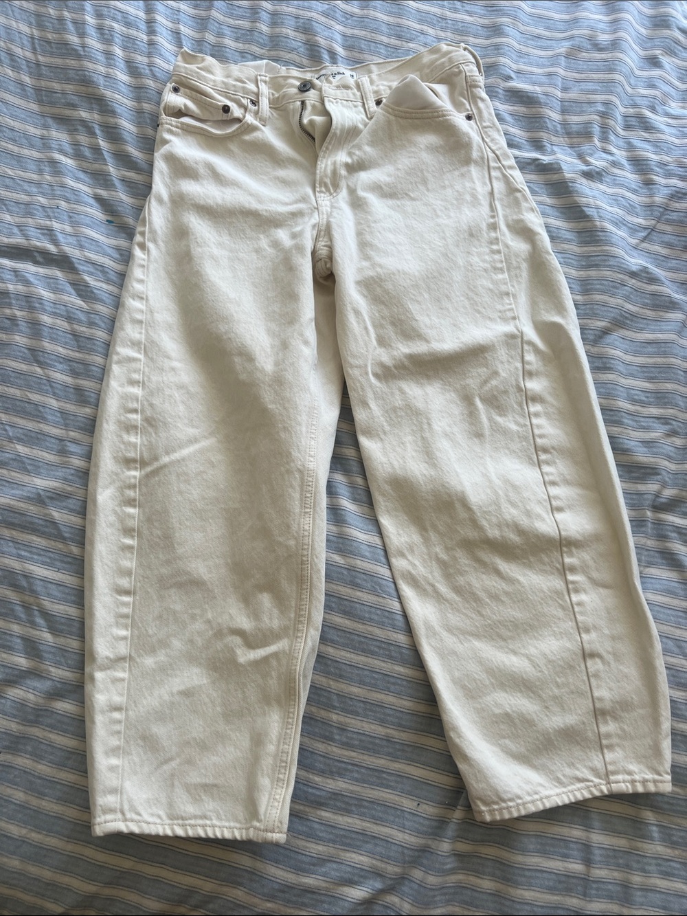 Abercrombie & Fitch Mid-Rise Barrel Jean in White 26 short - Picture 3 of 4